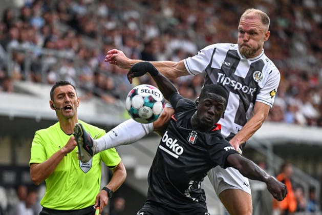 Kassoum Ouattara of Besiktas, left, and Mick van Buren of Hradec Kralove in action during the Football European League 3rd qualifying round, 1st leg match FC Hradec Kralove vs Besiktas Istanbul on August 6, 2026, in Hradec Kralove, Czech Republic. (CTKxPhoto DavidxTanecek) CTKPhotoP2026080606520  CTKPhotoP2026080606520