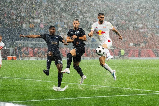 Sport Bilder des Tages SOCCER - UEFA EL, RBS vs Pafos SALZBURG,AUSTRIA,06.AUG.26 - SOCCER - UEFA Europa League, qualification, Red Bull Salzburg vs Pafos FC. Image shows Vlad Dragomir (Pafos) and Dominik Schmid (RBS).  GEPAxpictures xJulioxArellano
