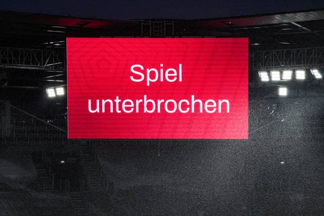 Sport Bilder des Tages Fussball: Österreich: UEFA Conference League Qualifikation 2026 2027 - 3. Runde, 06.08.2026 - FC Red Bull Salzburg (Österreich) vs. Pafos FC (Zypern) - Red Bull Arena (Wals-Siezenheim, Österreich); Spielunterbrechung, Spielanzeige zeigt Spiel unterbrochen an *** Soccer Austria UEFA Conference League Qualifiers 2026–2027, Round 3, August 6, 2026: FC Red Bull Salzburg (Austria) vs. Pafos FC (Cyprus) at Red Bull Arena, Wals-Siezenheim, Austria. Game interrupted; the scoreboard displays Game Interrupted. Copyright: xLUKAxKOLANOVICx