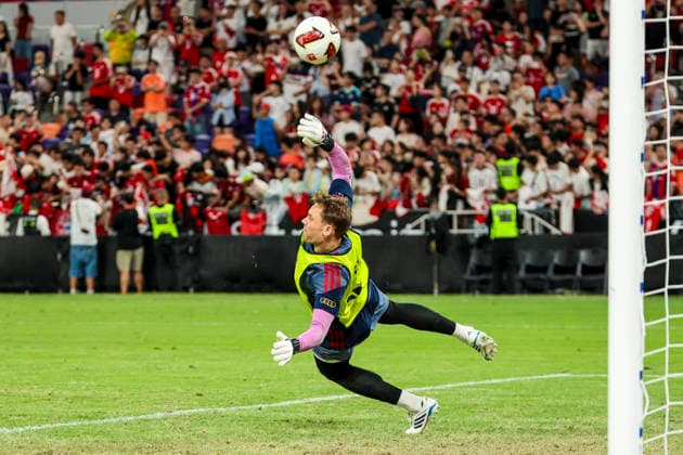 August 6, 2026, Hong Kong, Kaohsiung City, China: Manuel Neuer of FC Bayern Munich dives to attempt a save during the team s pre-match warm-up ahead of the Audi Football Summit 2026 match against Aston Villa at Kai Tak Stadium in Hong Kong, China. Hong Kong China - ZUMAh201 20260806_zsp_h201_013 Copyright: xYichinxHoux