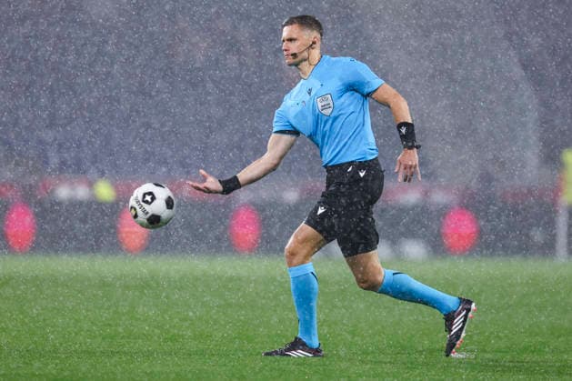SOCCER - UEFA EL, RBS vs Pafos SALZBURG,AUSTRIA,06.AUG.26 - SOCCER - UEFA Europa League, qualification, Red Bull Salzburg vs Pafos FC. Image shows referee Damian Sylwestrzak.  GEPAxpictures xDavidxGeieregger