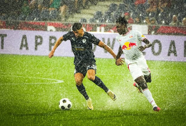 Fussball: Österreich: UEFA Conference League Qualifikation 2026 2027 - 3. Runde, 06.08.2026 - FC Red Bull Salzburg (RB, Österreich) vs. Pafos FC (Zypern) - Red Bull Arena (Wals-Siezenheim, Österreich); Edmund Baidoo (FC Red Bull Salzburg) mit Nikolas Ioannou *** Soccer Austria UEFA Conference League Qualifiers 2026–2027, Round 3, August 6, 2026: FC Red Bull Salzburg (RB), Austria vs. Pafos FC, Cyprus; Red Bull Arena, Wals-Siezenheim, Austria; Edmund Baidoo; FC Red Bull Salzburg with Nikolas Ioannou Copyright: xLukasxBierederx