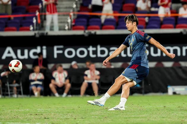 August 6, 2026, Hong Kong, Kaohsiung City, China: Hiroki Ito of FC Bayern Munich takes part in a shooting drill during the team s pre-match warm-up ahead of the Audi Football Summit 2026 match against Aston Villa at Kai Tak Stadium in Hong Kong, China. Hong Kong China - ZUMAh201 20260806_zsp_h201_030 Copyright: xYichinxHoux