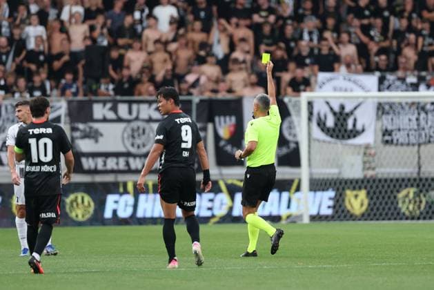 06.August.2026 - SOCCER - 2026 27 UEFA EUROPA LEAGUE, Third Qualifying Round, 1st Leg FC Hradec Kralove vs Besiktas JK The referee issues a yellow card Hradec Kralove Hradec Kralove, Czech Republic Malsovicka Arena Malsovicka Arena Czech Republic Copyright: xYigitxOermex xPsxImagesxYigitxOermex xPsxImagesx