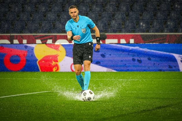 Fussball: Österreich: UEFA Europa League Qualifikation 2026 2027 - 3. Runde, 06.08.2026 - FC Red Bull Salzburg (RB, Österreich) vs. Pafos FC (Zypern) - Red Bull Arena (Wals-Siezenheim, Österreich); mögliche Spielabsage - Regen, Sturm, Gewitterwarnung - Damian Sylwestrzak mit dem letzten Platzcheck *** Soccer Austria UEFA Europa League Qualifying 2026–2027, Round 3, August 6, 2026, FC Red Bull Salzburg (RB), Austria vs. Pafos FC, Cyprus, Red Bull Arena, Wals-Siezenheim, Austria; possible game cancellation due to rain, storm, or thunderstorm warning; Damian Sylwestrzak conducting the final venue check Copyright: xLukasxBierederx