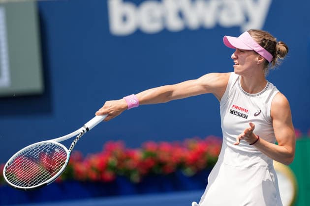 WTA, Tennis Damen Masters 1000 National Bank Open Toronto 2026 - Round of 32 - Day 6 Viktorija Golubic of Swiss serves during the Women™s Singles round of 32 match against Iga ÅöwiÄÖtek of Poland on day 5 of the WTA Masters 1000 National Bank Open at Sobeys Stadium on August 6, 2026, in Toronto, Canada. (Photo by Leonardo Ramirez Eyepix Group) Copyright: xLeonardoxRamirezx xEyepixxGroupx LR_06082026_08686