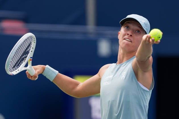 WTA, Tennis Damen Masters 1000 National Bank Open Toronto 2026 - Round of 32 - Day 6 Iga ÅöwiÄÖtek of Poland serves during the Women™s Singles round of 32 match against Viktorija Golubic of Swiss on day 5 of the WTA Masters 1000 National Bank Open at Sobeys Stadium on August 6, 2026, in Toronto, Canada. (Photo by Leonardo Ramirez Eyepix Group) Copyright: xLeonardoxRamirezx xEyepixxGroupx LR_06082026_08689