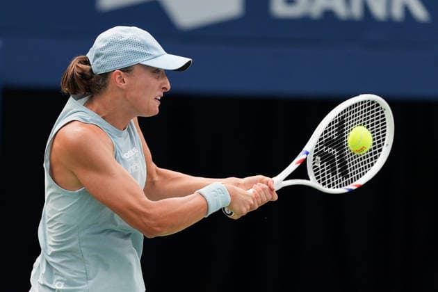 WTA, Tennis Damen Masters 1000 National Bank Open Toronto 2026 - Round of 32 - Day 6 Iga ÅöwiÄÖtek of Poland plays a backhand during the Women™s Singles round of 32 match against Viktorija Golubic of Swiss on day 5 of the WTA Masters 1000 National Bank Open at Sobeys Stadium on August 6, 2026, in Toronto, Canada. (Photo by Leonardo Ramirez Eyepix Group) Copyright: xLeonardoxRamirezx xEyepixxGroupx LR_06082026_08693