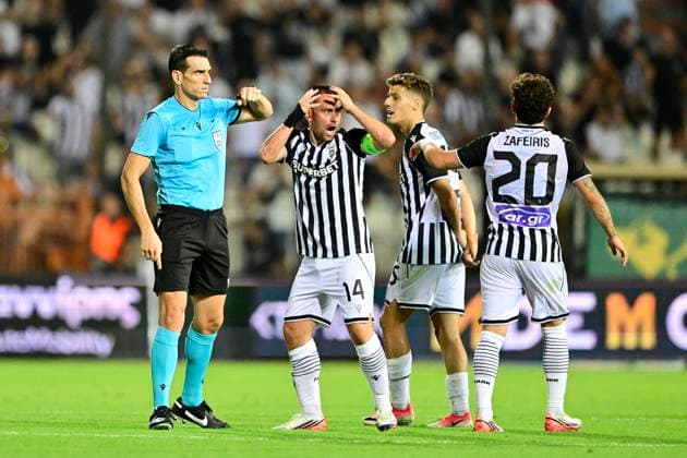 PAOK v RSC Anderlecht - UEFA Europa League THESSALONIKI, GREECE - AUGUST 06 : referee Juan Martinez Munuera and Zivkovic Andrija Forward of Paok FC during the UEFA Europa League third qualifying round1st leg match between PAOK and RSC Anderlecht on August 6, 2026 in Thessaloniki, Greece, 06 08 2026 Thessaloniki Greece  Copyright: xJanxDexMeuleneirx