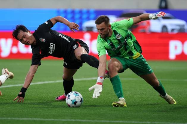 06.August.2026 - SOCCER - 2026 27 UEFA EUROPA LEAGUE, Third Qualifying Round, 1st Leg FC Hradec Kralove vs Besiktas JK Hyeongyu Oh (Besiktas) and Adam Zadrazil (Hradec Kralove) in one-on-one Hradec Kralove Hradec Kralove, Czech Republic Malsovicka Arena Malsovicka Arena Czech Republic Copyright: xYigitxOermex xPsxImagesxYigitxOermex xPsxImagesx