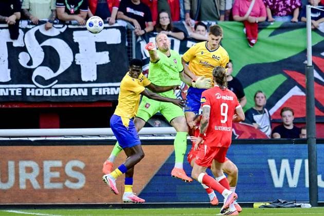 ENSCHEDE , 06Ã08-2026 , Stadium Grolsch Veste , season 2026 2027 , UEFA Europa League play-off football , match between FC Twente and FC DAC 1904 , picture shows FC Twente goalkeeper Lars Unnerstall saves Twente - DAC 1904  x205489470x Copyright: