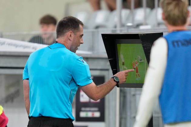 Sport Bilder des Tages Thun, Switzerland - August 06: Referee Giorgi Kruashvili (GEO) is checking a goal from Stigur Thordarson (77 Vikingur R.) decision no goal during the UEFA Europa League Qualification match between FC Thun and Vikingur Reykjavik at VISANA Stadion on August 06, 2026 in Thun, Switzerland.  Copyright: xKjetilxWaberx xSPPx Sportspressphoto_SPR201541