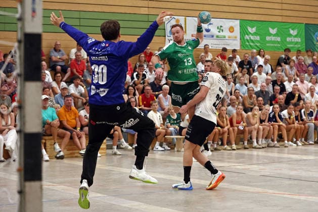 Sport Bilder des Tages 06.08.2026, xovx, Handball Lindencup, HSG Wetzlar - Pfadi Winterthur v.l. Leonard Grazioli (Pfadi Winterthur), Tomas Piroch (HSG Wetzlar), Mischa Romer (Pfadi Winterthur) Linden Stadthalle Hessen Deutschland (DE) *** August 6, 2026, xovx, Lindencup Handball Tournament, HSG Wetzlar vs. Pfadi Winterthur; Leonard Grazioli (Pfadi Winterthur), Tomas Piroch (HSG Wetzlar), Mischa Romer (Pfadi Winterthur); Linden Stadthalle, Hesse, Germany, DE