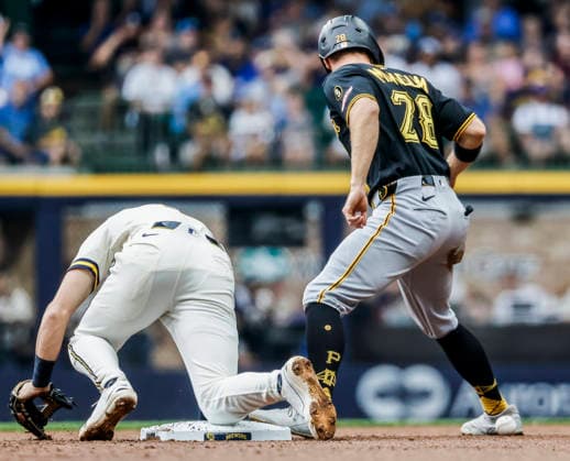 Milwaukee Brewers shortstop Cooper Pratt (L) fails to hold onto the ball as he attempts to pick off Pittsburgh Pirates center fielder Jake Mangum in the second inning of the MLB, Baseball Herren, USA game between the Pittsburgh Pirates and the Milwaukee Brewers at American Family Field in Milwaukee, Wisconsin on Thursday, August 6, 2026.  MIL20260806802 TANNENxMAURY