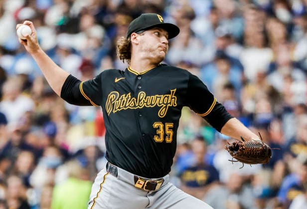 Pittsburgh Pirates starting pitcher Braxton Ashcraft throws in the first inning of the MLB, Baseball Herren, USA game between the Pittsburgh Pirates and the Milwaukee Brewers at American Family Field in Milwaukee, Wisconsin on Thursday, August 6, 2026.  MIL20260806803 TANNENxMAURY