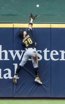 Pittsburgh Pirates center fielder Jake Mangum fails to catch a ball hit for a home run by Milwaukee Brewers left fielder Jackson Chourio in the first inning of the MLB, Baseball Herren, USA game between the Pittsburgh Pirates and the Milwaukee Brewers at American Family Field in Milwaukee, Wisconsin on Thursday, August 6, 2026.  MIL20260806805 TANNENxMAURY