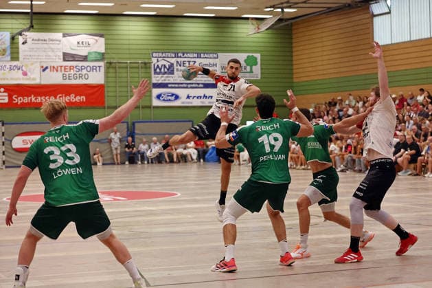 06.08.2026, xovx, Handball Lindencup, HSG Wetzlar - Pfadi Winterthur v.l. Georg Löwen (HSG Wetzlar), Lionel Mirdita (Pfadi Winterthur), Doruk Pehlivan (HSG Wetzlar), Jona Schoch (HSG Wetzlar), Konrad Hübner (Pfadi Winterthur) Linden Stadthalle Hessen Deutschland (DE) *** August 6, 2026, xovx, Lindencup Handball Tournament, HSG Wetzlar vs. Pfadi Winterthur: Georg Löwen (HSG Wetzlar), Lionel Mirdita (Pfadi Winterthur), Doruk Pehlivan (HSG Wetzlar), Jona Schoch (HSG Wetzlar), Konrad Hübner (Pfadi Winterthur), Linden City Hall, Hesse, Germany, DE