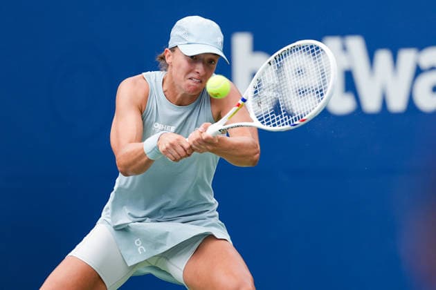 WTA, Tennis Damen Masters 1000 National Bank Open Toronto 2026 - Round of 32 - Day 6 Iga ÅöwiÄÖtek of Poland plays a backhand during the Women™s Singles round of 32 match against Viktorija Golubic of Swiss on day 5 of the WTA Masters 1000 National Bank Open at Sobeys Stadium on August 6, 2026, in Toronto, Canada. (Photo by Leonardo Ramirez Eyepix Group) Copyright: xLeonardoxRamirezx xEyepixxGroupx LR_06082026_08702
