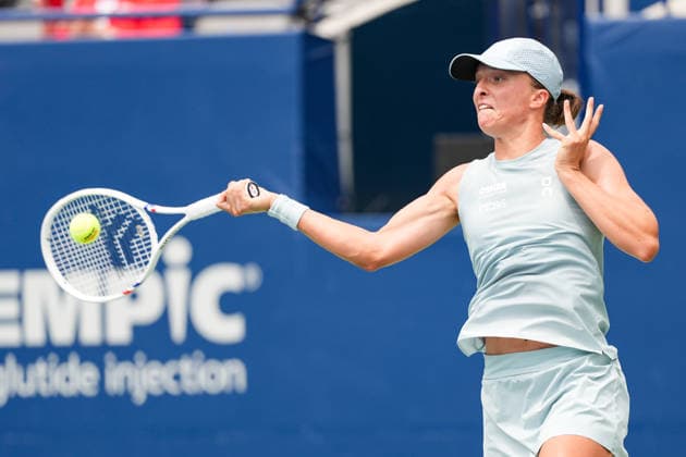 WTA, Tennis Damen Masters 1000 National Bank Open Toronto 2026 - Round of 32 - Day 6 Iga ÅöwiÄÖtek of Poland plays a forehand during the Women™s Singles round of 32 match against Viktorija Golubic of Swiss on day 5 of the WTA Masters 1000 National Bank Open at Sobeys Stadium on August 6, 2026, in Toronto, Canada. (Photo by Leonardo Ramirez Eyepix Group) Copyright: xLeonardoxRamirezx xEyepixxGroupx LR_06082026_08704