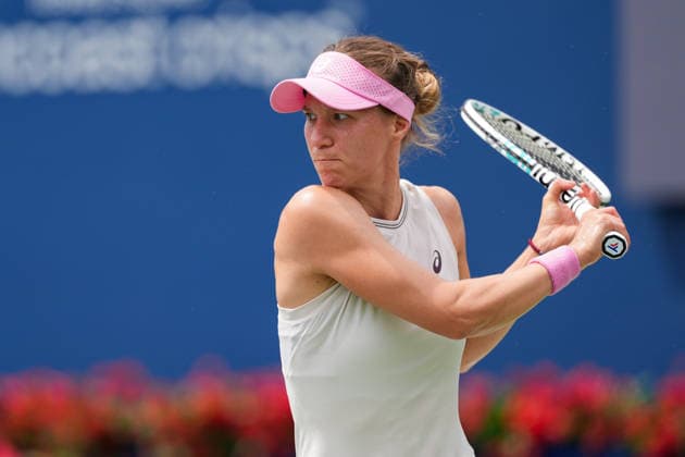 WTA, Tennis Damen Masters 1000 National Bank Open Toronto 2026 - Round of 32 - Day 6 Viktorija Golubic of Swiss returns a backhand during the Women™s Singles round of 32 match against Iga ÅöwiÄÖtek of Poland on day 5 of the WTA Masters 1000 National Bank Open at Sobeys Stadium on August 6, 2026, in Toronto, Canada. (Photo by Leonardo Ramirez Eyepix Group) Copyright: xLeonardoxRamirezx xEyepixxGroupx LR_06082026_08725