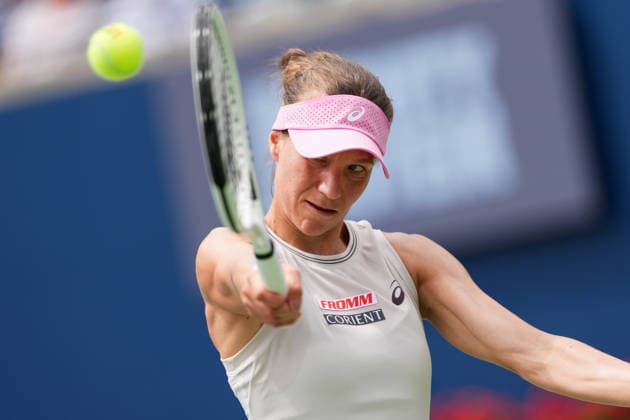 Sport Bilder des Tages WTA, Tennis Damen Masters 1000 National Bank Open Toronto 2026 - Round of 32 - Day 6 Viktorija Golubic of Swiss plays a forehand during the Women™s Singles round of 32 match against Iga ÅöwiÄÖtek of Poland on day 5 of the WTA Masters 1000 National Bank Open at Sobeys Stadium on August 6, 2026, in Toronto, Canada. (Photo by Leonardo Ramirez Eyepix Group) Copyright: xLeonardoxRamirezx xEyepixxGroupx LR_06082026_08726