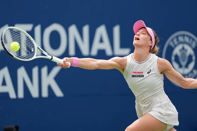 WTA, Tennis Damen Masters 1000 National Bank Open Toronto 2026 - Round of 32 - Day 6 Viktorija Golubic of Swiss lunges to play a forehand during the Women™s Singles round of 32 match against Iga ÅöwiÄÖtek of Poland on day 5 of the WTA Masters 1000 National Bank Open at Sobeys Stadium on August 6, 2026, in Toronto, Canada. (Photo by Leonardo Ramirez Eyepix Group) Copyright: xLeonardoxRamirezx xEyepixxGroupx LR_06082026_08714