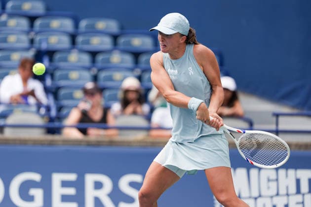 WTA, Tennis Damen Masters 1000 National Bank Open Toronto 2026 - Round of 32 - Day 6 Iga ÅöwiÄÖtek of Poland returns a backhand during the Women™s Singles round of 32 match against Viktorija Golubic of Swiss on day 5 of the WTA Masters 1000 National Bank Open at Sobeys Stadium on August 6, 2026, in Toronto, Canada. (Photo by Leonardo Ramirez Eyepix Group) Copyright: xLeonardoxRamirezx xEyepixxGroupx LR_06082026_08731