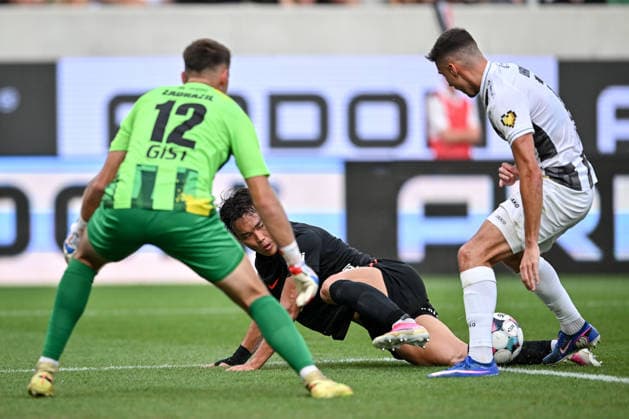 Hradec Kralove v Besiktas - UEFA Europa League HRADEC KRALOVE, CZECH REPUBLIC - AUGUST 6: Hyeongyu Oh of Besiktas (C) in action against Jakub Uhrincat of Hradec Kralove (R) during the UEFA Europa League third qualifying round match between FC Hracek Kralove and Besiktas JK at FINEP Arena in Hradec Kralove, Czech Republic on August 6, 2026. Lukas Kabon Anadolu Hradec Kralove Czech Republic. Editorial use only. Please get in touch for any other usage.  Copyright: x2026xAnadoluxLukasxKabonx
