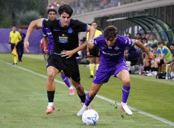 Fiorentina™s Victor Valdepenas fight for the ball with Deportivo™s Carillo Noe during the Friendly soccer match between Fiorentina and Deportivo at the Rocco B. Commisso Viola Park in Florence, center of Italy - Thursday , August 06, 2026. - Soccer  Copyright: xMarcoxBucco LaxPressex