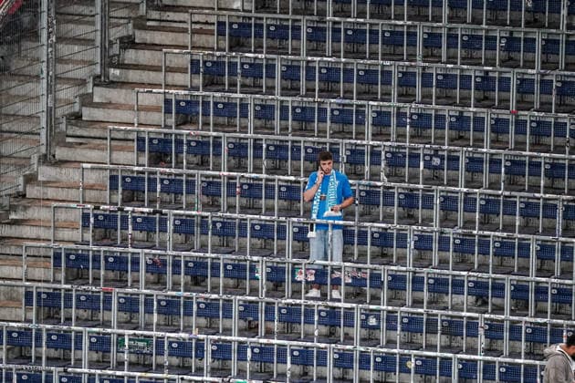 Sport Bilder des Tages Fussball: Österreich: UEFA Europa League Qualifikation 2026 2027 - 3. Runde, 06.08.2026 - FC Red Bull Salzburg (Österreich) vs. Pafos FC (Zypern) - Red Bull Arena (Wals-Siezenheim, Österreich); Pafos Fan am Telefonieren *** Soccer Austria UEFA Europa League Qualifiers 2026–2027, Round 3, August 6, 2026, FC Red Bull Salzburg (Austria) vs. Pafos FC (Cyprus), Red Bull Arena, Wals-Siezenheim, Austria; Pafos fan on the phone Copyright: xLUKAxKOLANOVICx