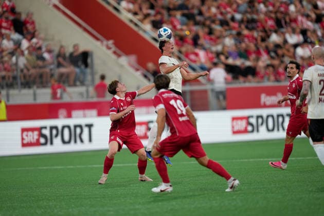 Thun, Switzerland - August 06: Karl Fridleifur Gunnarsson (22 Vikingur R.) against Valmir Matoshi (78 THU) during the UEFA Europa League Qualification match between FC Thun and Vikingur Reykjavik at VISANA Stadion on August 06, 2026 in Thun, Switzerland.  Copyright: xKjetilxWaberx xSPPx Sportspressphoto_SPR201548