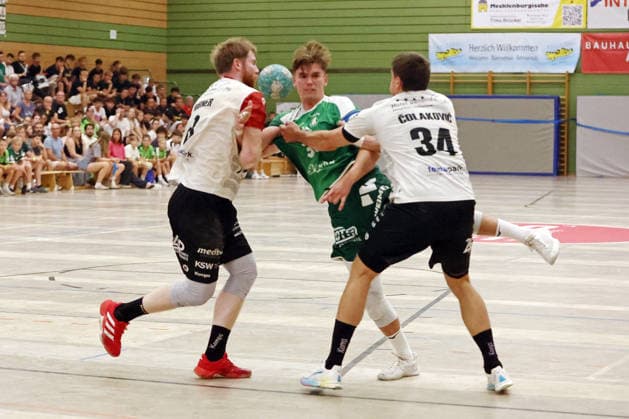06.08.2026, xovx, Handball Lindencup, HSG Wetzlar - Pfadi Winterthur v.l. Konrad Hübner (Pfadi Winterthur), Paul Kompenhans (HSG Wetzlar), Faris Colakovic (Pfadi Winterthur) Linden Stadthalle Hessen Deutschland (DE) *** August 6, 2026, xovx, Lindencup Handball Tournament, HSG Wetzlar vs. Pfadi Winterthur; Konrad Hübner (Pfadi Winterthur), Paul Kompenhans (HSG Wetzlar), Faris Colakovic (Pfadi Winterthur); Linden Stadthalle, Hesse, Germany, DE