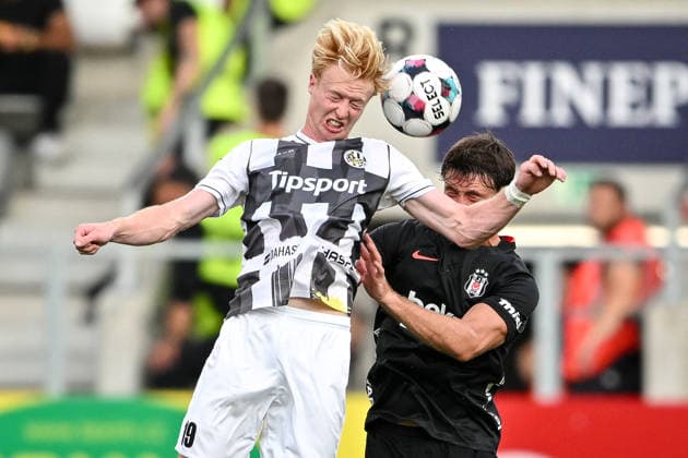 Hradec Kralove v Besiktas - UEFA Europa League HRADEC KRALOVE, CZECH REPUBLIC - AUGUST 6: Tom Sloncik of Hradec Kralove (L) in action against Salih Ozcan of Besiktas (R) during the UEFA Europa League third qualifying round match between FC Hracek Kralove and Besiktas JK at FINEP Arena in Hradec Kralove, Czech Republic on August 6, 2026. Lukas Kabon Anadolu Hradec Kralove Czech Republic. Editorial use only. Please get in touch for any other usage.  Copyright: x2026xAnadoluxLukasxKabonx