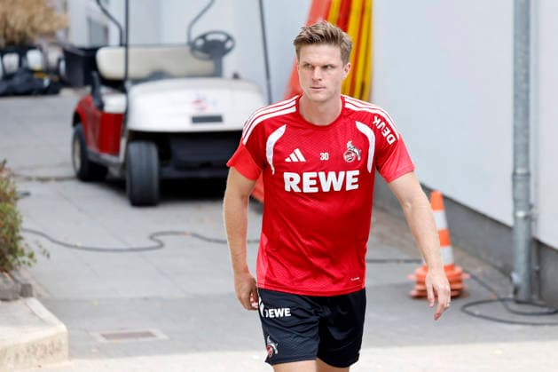 Fußballspieler Marius Bülter (Sturm) beim öffentlichen Training des 1. FC Köln am Geißbockheim. Köln, 06.08.2026 (DFL DFB REGULATIONS PROHIBIT ANY USE OF PHOTOGRAPHS as IMAGE SEQUENCES and or QUASI-VIDEO) NRW Deutschland *** Soccer player Marius Bülter Sturm at 1 FC Köln s public training session at Geißbockheim in Cologne, August 6, 2026. DFL and DFB regulations prohibit any use of photographs as image sequences and or quasi-video. NRW, Germany Copyright: xChristophxHardtx