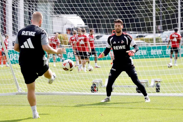 FC-Torwart Ron-Robert Zieler beim öffentlichen Training des 1. FC Köln am Geißbockheim. Köln, 06.08.2026 (DFL DFB REGULATIONS PROHIBIT ANY USE OF PHOTOGRAPHS as IMAGE SEQUENCES and or QUASI-VIDEO) NRW Deutschland *** FC goalkeeper Ron Robert Zieler at 1. FC Köln s public training session at the Geißbockheim in Cologne, August 6, 2026. DFL and DFB regulations prohibit any use of photographs as image sequences and or quasi-video. NRW, Germany Copyright: xChristophxHardtx