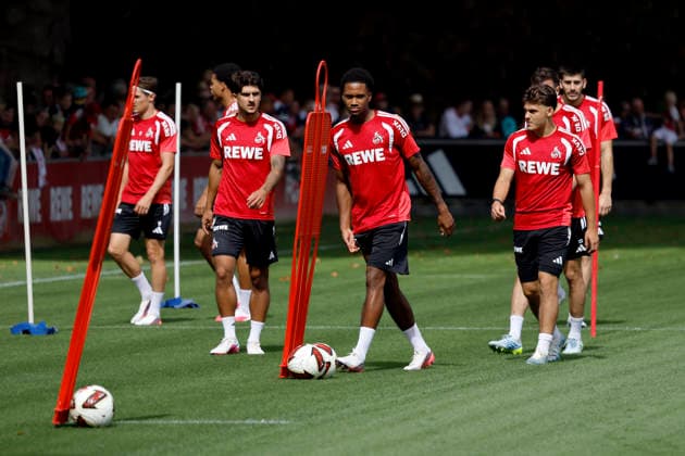 Der Kader der ersten Herrenmannschaft beim öffentlichen Training des 1. FC Köln am Geißbockheim. Köln, 06.08.2026 (DFL DFB REGULATIONS PROHIBIT ANY USE OF PHOTOGRAPHS as IMAGE SEQUENCES and or QUASI-VIDEO) NRW Deutschland *** The roster of the men s first team at 1 FC Köln s public training session at Geißbockheim in Cologne, August 6, 2026. DFL and DFB regulations prohibit any use of photographs as image sequences and or quasi-video. NRW, Germany Copyright: xChristophxHardtx