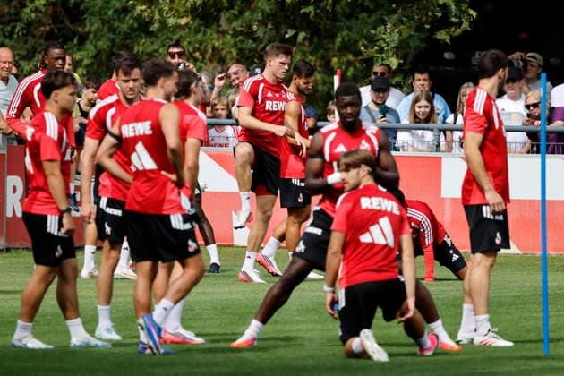 Der Kader der ersten Herrenmannschaft beim öffentlichen Training des 1. FC Köln am Geißbockheim. Köln, 06.08.2026 (DFL DFB REGULATIONS PROHIBIT ANY USE OF PHOTOGRAPHS as IMAGE SEQUENCES and or QUASI-VIDEO) NRW Deutschland *** The roster of the men s first team at 1 FC Köln s public training session at Geißbockheim in Cologne, August 6, 2026. DFL and DFB regulations prohibit any use of photographs as image sequences and or quasi-video. NRW, Germany Copyright: xChristophxHardtx