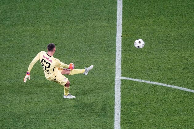 Fussball: Österreich: UEFA Europa League Qualifikation 2026 2027 - 3. Runde, 06.08.2026 - FC Red Bull Salzburg (Österreich) vs. Pafos FC (Zypern) - Red Bull Arena (Wals-Siezenheim, Österreich); Christian Zawieschitzky (FC Salzburg) wärmt sich auf nach der Spielunterbrechung *** Soccer Austria UEFA Europa League Qualifying 2026–2027, Round 3, August 6, 2026, FC Red Bull Salzburg (Austria) vs. Pafos FC (Cyprus), Red Bull Arena, Wals-Siezenheim, Austria; Christian Zawieschitzky of FC Salzburg warms up after the game was interrupted Copyright: xLUKAxKOLANOVICx