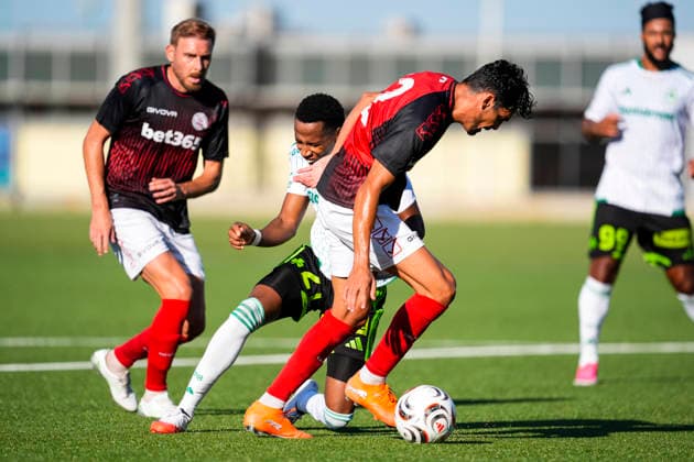 August 6, 2026, Gibraltar, Gibraltar, England: Mihlali Mayambela of AC Omonia Nicosia and Facundo Alvarez of Lincoln Red Imps FC in action during the third qualifying round UEFA Europa League Leg One football match played between Lincoln Red Imps FC and AC Omonia Nicosia at Europa Point stadium on August 6, 2026, in Gibraltar, England Lincoln Red Imps FC V AC Omonia Nicosia - UEFA Europa League  - ZUMAa181 20260806_zaa_a181_051 Copyright: xJoaquinxCorcherox