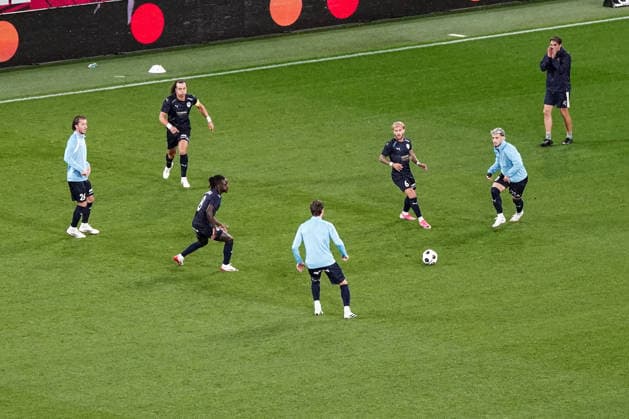 Fussball: Österreich: UEFA Europa League Qualifikation 2026 2027 - 3. Runde, 06.08.2026 - FC Red Bull Salzburg (Österreich) vs. Pafos FC (Zypern) - Red Bull Arena (Wals-Siezenheim, Österreich); Pafos Spieler wärmen sich auf nach der Spielunterbrechung *** Soccer Austria UEFA Europa League Qualifiers 2026–2027, Round 3, August 6, 2026: FC Red Bull Salzburg (Austria) vs. Pafos FC (Cyprus) at Red Bull Arena, Wals-Siezenheim, Austria. Pafos players warm up after the game was interrupted. Copyright: xLUKAxKOLANOVICx