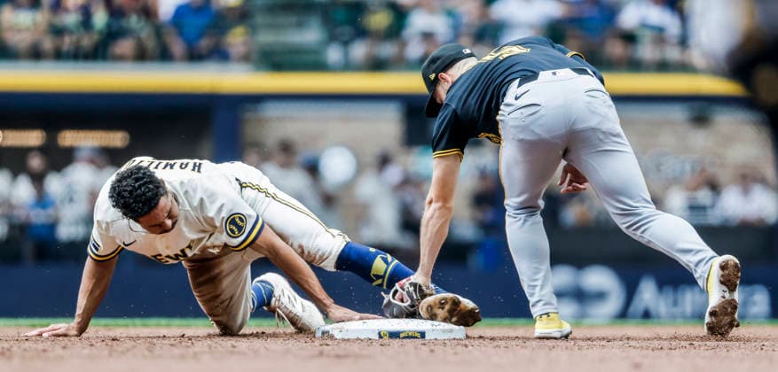 Sport Bilder des Tages Milwaukee Brewers third baseman David Hamilton (L) steals second base on Pittsburgh Pirates second baseman Brandon Lowe in the third inning of the MLB, Baseball Herren, USA game between the Pittsburgh Pirates and the Milwaukee Brewers at American Family Field in Milwaukee, Wisconsin on Thursday, August 6, 2026.  MIL20260806810 TANNENxMAURY