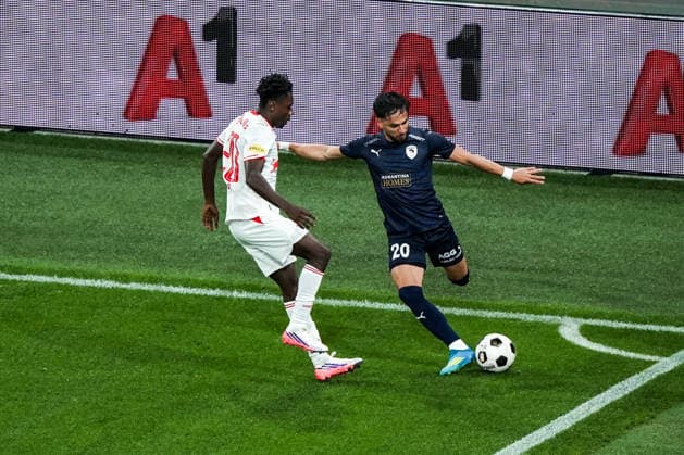 Fussball: Österreich: UEFA Europa League Qualifikation 2026 2027 - 3. Runde, 06.08.2026 - FC Red Bull Salzburg (Österreich) vs. Pafos FC (Zypern) - Red Bull Arena (Wals-Siezenheim, Österreich); Edmund Baidoo (FC Salzburg), Gabriel Biel (Pafos FC) *** Soccer Austria UEFA Europa League Qualifying 2026–2027, Round 3, August 6, 2026: FC Red Bull Salzburg (Austria) vs. Pafos FC (Cyprus) at Red Bull Arena, Wals-Siezenheim, Austria; Edmund Baidoo (FC Salzburg), Gabriel Biel (Pafos FC) Copyright: xLUKAxKOLANOVICx