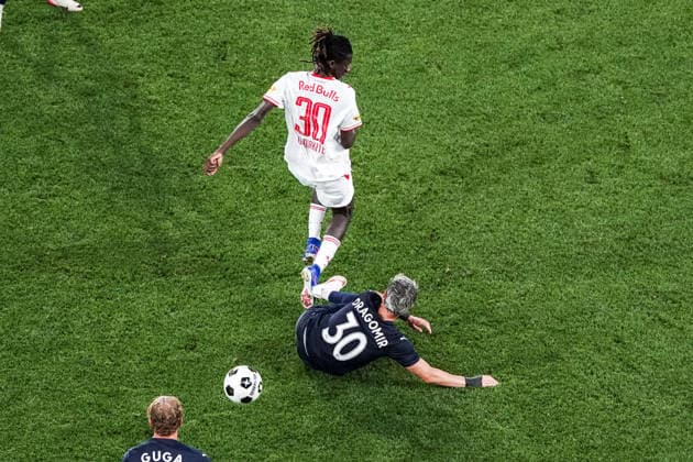 Fussball: Österreich: UEFA Europa League Qualifikation 2026 2027 - 3. Runde, 06.08.2026 - FC Red Bull Salzburg (Österreich) vs. Pafos FC (Zypern) - Red Bull Arena (Wals-Siezenheim, Österreich); Gaoussou Diakite (FC Salzburg), Vlad Dragomir (Pafos FC) *** Soccer Austria UEFA Europa League Qualifying 2026–2027, Round 3, August 6, 2026, FC Red Bull Salzburg (Austria) vs. Pafos FC (Cyprus), Red Bull Arena, Wals-Siezenheim, Austria; Gaoussou Diakite (FC Salzburg), Vlad Dragomir (Pafos FC) Copyright: xLUKAxKOLANOVICx