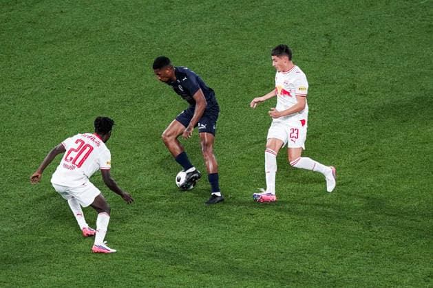 Fussball: Österreich: UEFA Europa League Qualifikation 2026 2027 - 3. Runde, 06.08.2026 - FC Red Bull Salzburg (Österreich) vs. Pafos FC (Zypern) - Red Bull Arena (Wals-Siezenheim, Österreich); Edmund Baidoo (FC Salzburg), Leonel da Silva Genesio (Pafos FC), Damir Redzic (FC Salzburg) *** Soccer Austria UEFA Europa League Qualifying 2026–2027, Round 3, August 6, 2026, FC Red Bull Salzburg (Austria) vs. Pafos FC (Cyprus), Red Bull Arena, Wals-Siezenheim, Austria; Edmund Baidoo (FC Salzburg), Leonel da Silva Genesio (Pafos FC), Damir Redzic (FC Salzburg) Copyright: xLUKAxKOLANOVICx