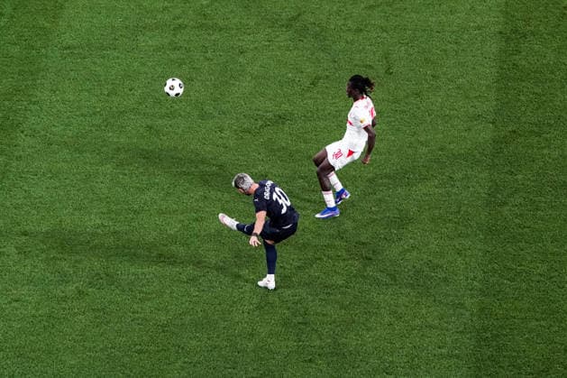 Fussball: Österreich: UEFA Europa League Qualifikation 2026 2027 - 3. Runde, 06.08.2026 - FC Red Bull Salzburg (Österreich) vs. Pafos FC (Zypern) - Red Bull Arena (Wals-Siezenheim, Österreich); Vlad Dragomir (Pafos FC), Gaoussou Diakite (FC Salzburg) *** Soccer Austria UEFA Europa League Qualifying 2026–2027, Round 3, August 6, 2026, FC Red Bull Salzburg (Austria) vs. Pafos FC (Cyprus), Red Bull Arena, Wals-Siezenheim, Austria; Vlad Dragomir (Pafos FC), Gaoussou Diakite (FC Salzburg) Copyright: xLUKAxKOLANOVICx