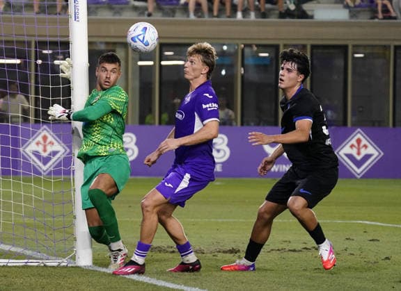 Fiorentina™s Albert Gudmundsson fight for the ball with Deportivo™s goalkeeper Alvaro Ferllo during the Friendly soccer match between Fiorentina and Deportivo at the Rocco B. Commisso Viola Park in Florence, center of Italy - Thursday , August 06, 2026. - Soccer  Copyright: xMarcoxBucco LaxPressex