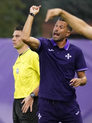 Fiorentina™s head coach Fabio Grosso gestures during the Friendly soccer match between Fiorentina and Deportivo at the Rocco B. Commisso Viola Park in Florence, center of Italy - Thursday , August 06, 2026. - Soccer  Copyright: xMarcoxBucco LaxPressex
