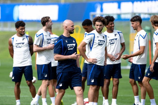 Christian Ilzer, (TSG Hoffenheim, Trainer) mit seinem Team, TSG Hoffenheim, Fussball, Trainingslager, Saison Vorbereitung, Saison 2026 2027, GER, 06.08.2026, Eibner-Pressefoto Andreas Ulmer TSG Hoffenheim, Fussball, Trainingslager, Saison Vorbereitung, Saison 2026 2027, GER, 06.08.2026, *** Christian Ilzer, TSG Hoffenheim, coach with his team, TSG Hoffenheim, soccer, training camp, preseason, 2026–2027 season, GER, August 6, 2026, Eibner Press Photo Andreas Ulmer TSG Hoffenheim, soccer, training camp, preseason, 2026–2027 season, GER, August 6, 2026, Copyright: xEibner-Pressefoto AndreasxUlmerx EP_AUR