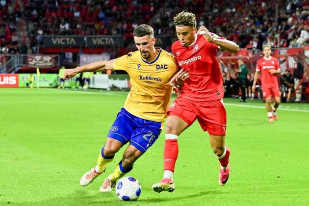 ENSCHEDE , 06Ã08-2026 , Stadium Grolsch Veste , season 2026 2027 , UEFA Europa League play-off football , match between FC Twente and FC DAC 1904 , picture shows vFC Twente player Daouda Weidmann s DAC 1904 player Filip Blazek Twente - DAC 1904  x205490809x Copyright: