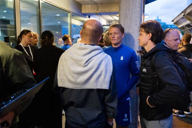 260806 Sam Larsson of IFK Göteborg speaks to media outside the arena due to a fire alarm after the UEFA Conference League between IFK Göteborg and Gent on August 6, 2026 in Göteborg. Photo: Nicklas Elmrin BILDBYRAN COP 206 MI1007 fotboll football soccer fotball uefa conference league conference league ifk göteborg gent bbeng *** August 6, 2026: Sam Larsson of IFK Göteborg speaks to the media outside the arena following a fire alarm after the UEFA Conference League match between IFK Göteborg and Gent on August 6, 2026 in Gothenburg. Photo by Nicklas Elmrin, BILDBYRAN COP 206 MI1007 soccer football fotball UEFA Conference League Conference League IFK Göteborg Gent bbeng  Copyright: NICKLASxELMRIN BB260806NE018